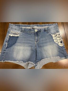 Amethyst Jeans Faded Blue Denim Cutoff Shorts with Lace Trim size 20